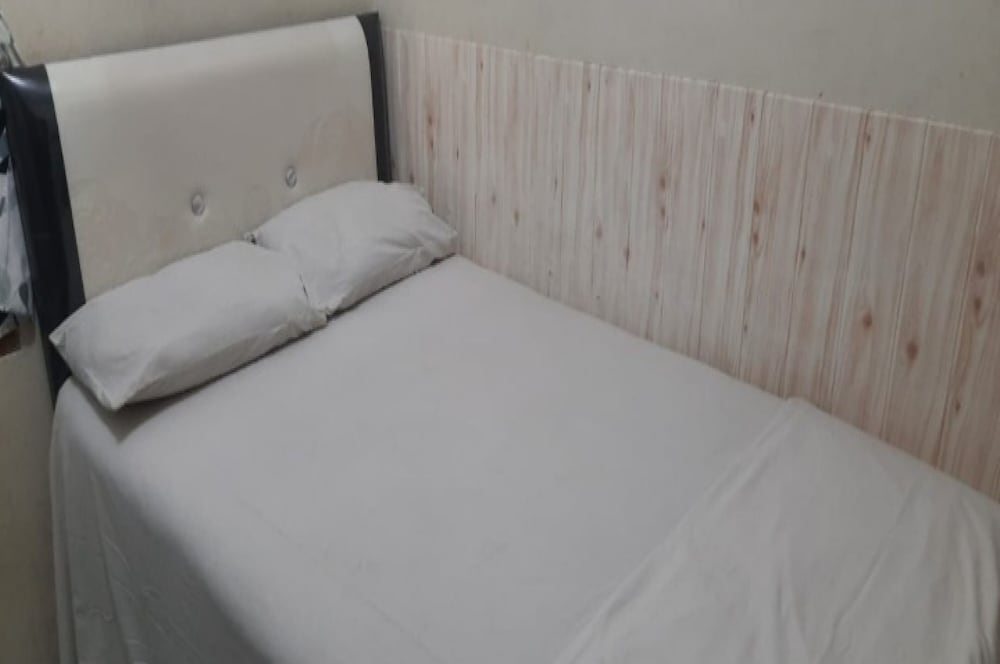 Фото Oyo 90706 Kost Alam Jaya Syariah