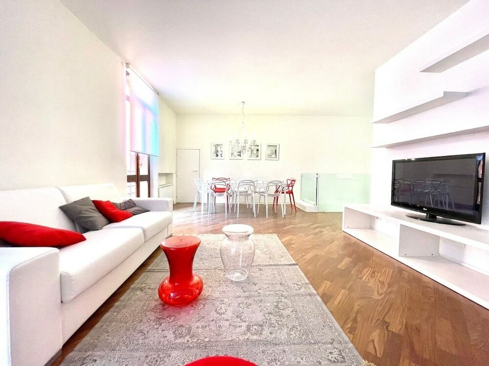 Фото Large modern 2-storey house in the heart of Verona