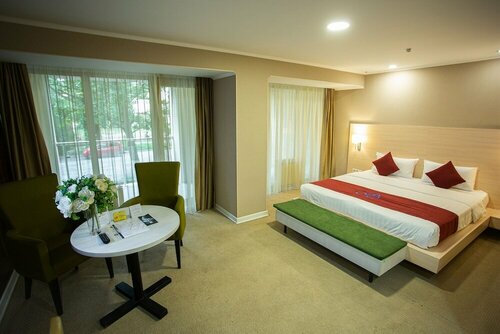 Внешний вид отеля B Hotel Bishkek в Бишкеке, фото 3