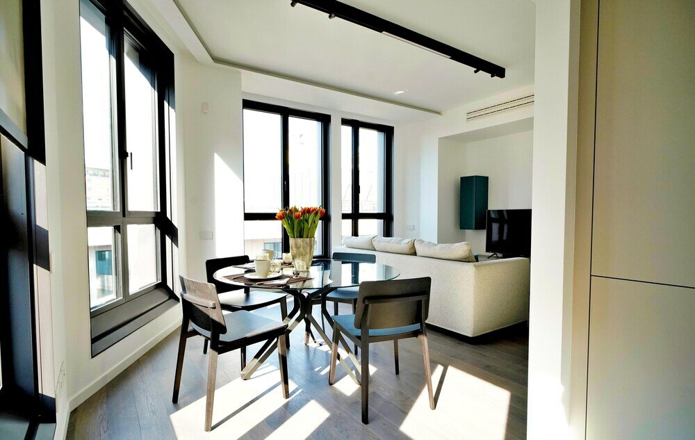 Фото San Babila Modern Apartment