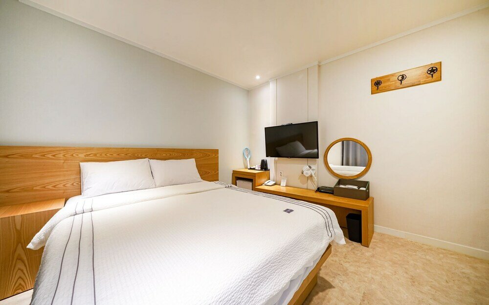 Фото Geojedo Jangseungpo Hotel Carara