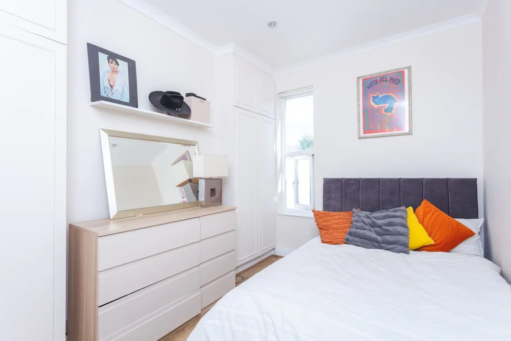 Фото Stunning 2 Bedroom Apartment in Maida Vale With a Garden