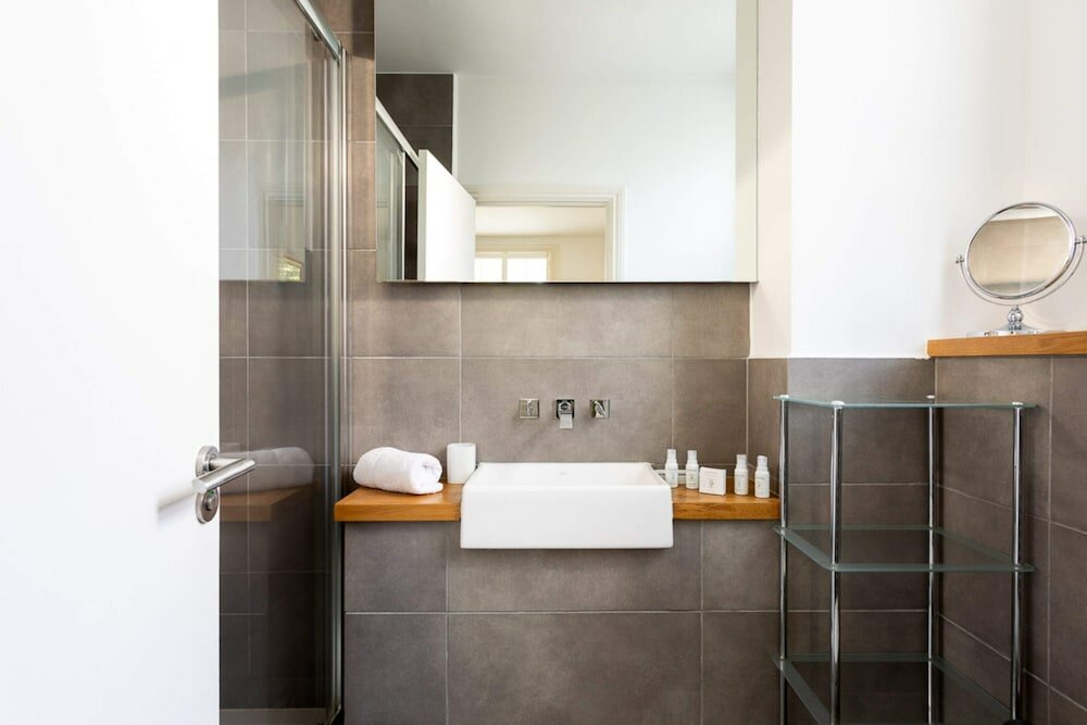 Фото Spacious Apartment Near Portobello Road