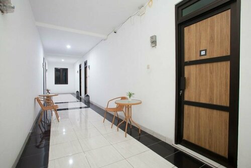 Гостиница RedDoorz Syariah near Dbl Arena 2 в Сурабае