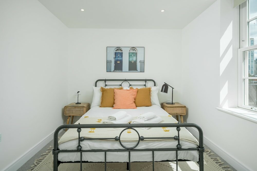 Фото Altido Spectacular 3-Bed Flat Near Holland Park