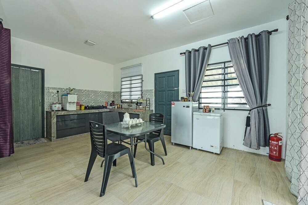 Фото Oyo Home 90682 Liliz Mambang Farmstay