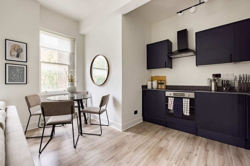 Фото The Kensington And Chelsea Classic - Glamorous 2bdr Flat