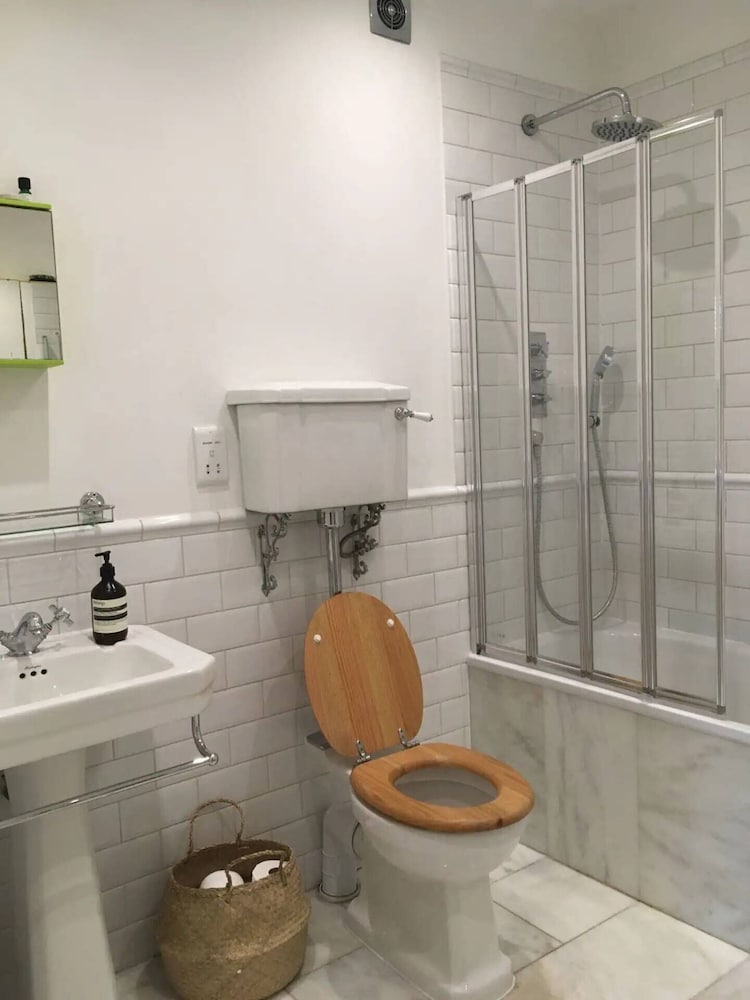 Фото Stylish 1 Bedroom Apartment in Vibrant London Fields