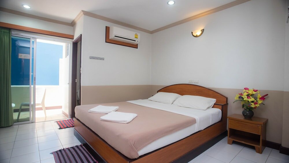 Фото D. J. House