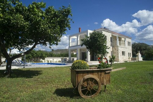 Гостиница Stunning new Beach Front Villa, 1st Line to the Beach, Large Pool, Wonderful Area