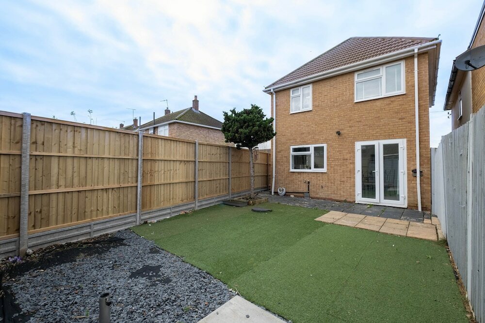 Фото 3 Bedroom House with Parking in Windsor