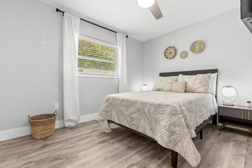 Фото New Mid Century Modern Largo Retreat