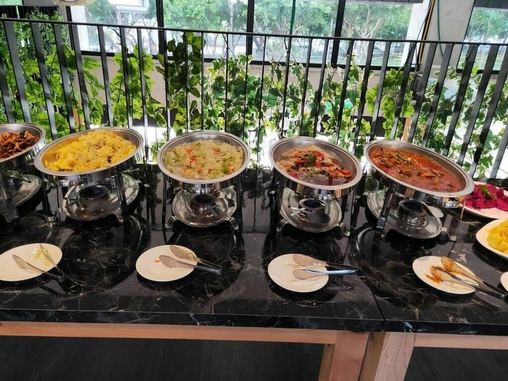 Фото Comin' Place