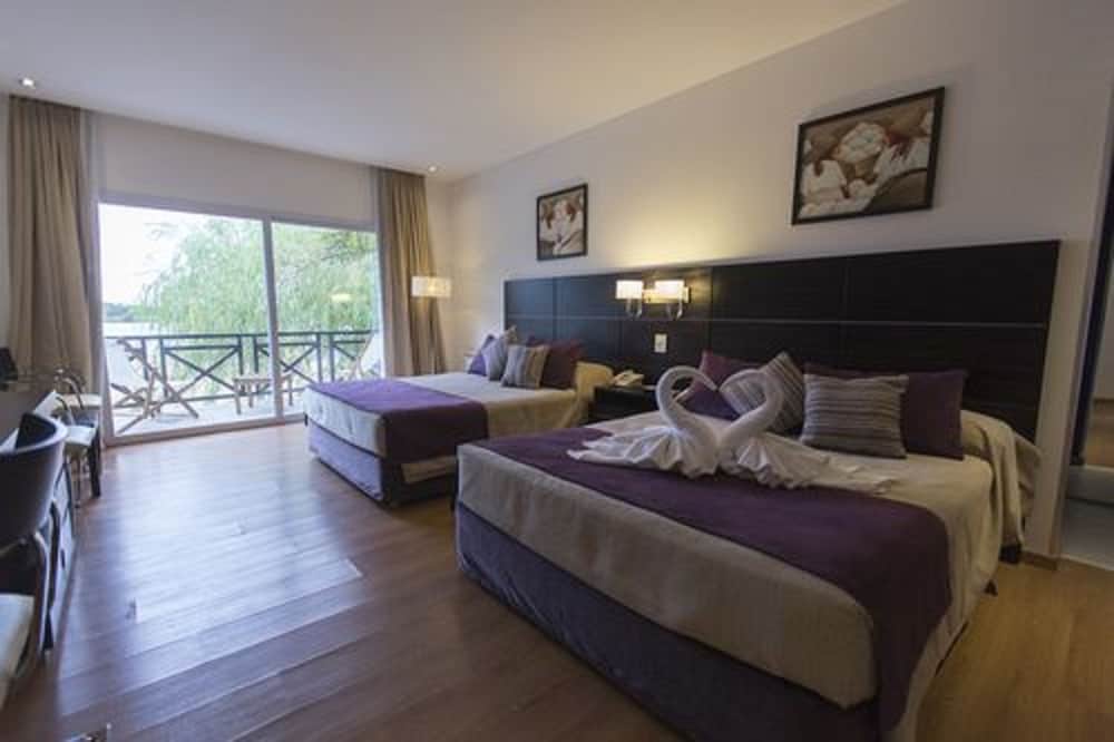 Фото Howard Johnson by Wyndham San Pedro Resort & Marina