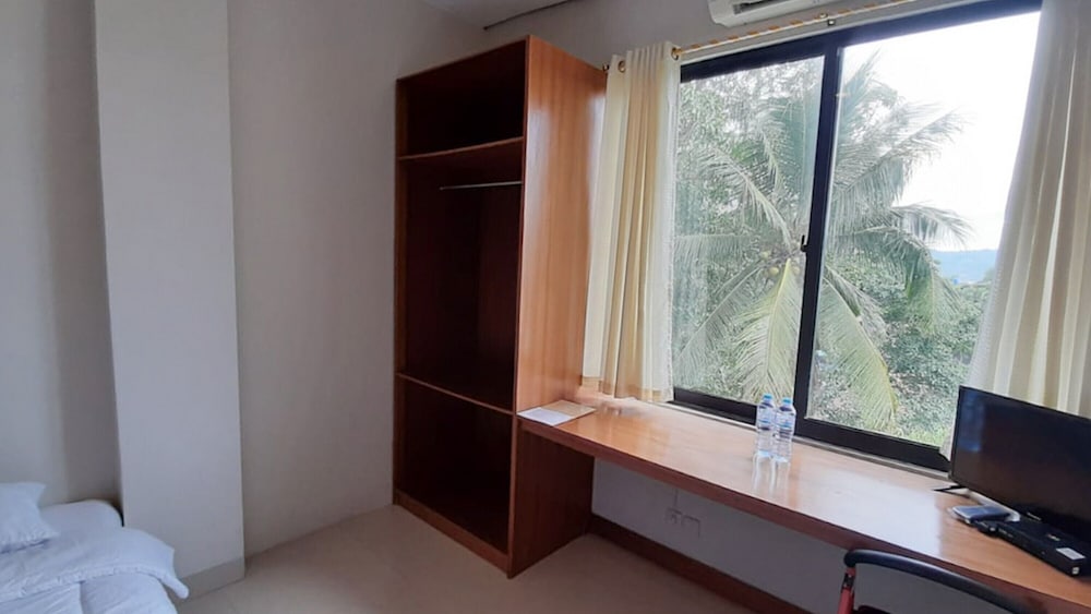 Фото RedDoorz Plus @ Bitung City Center