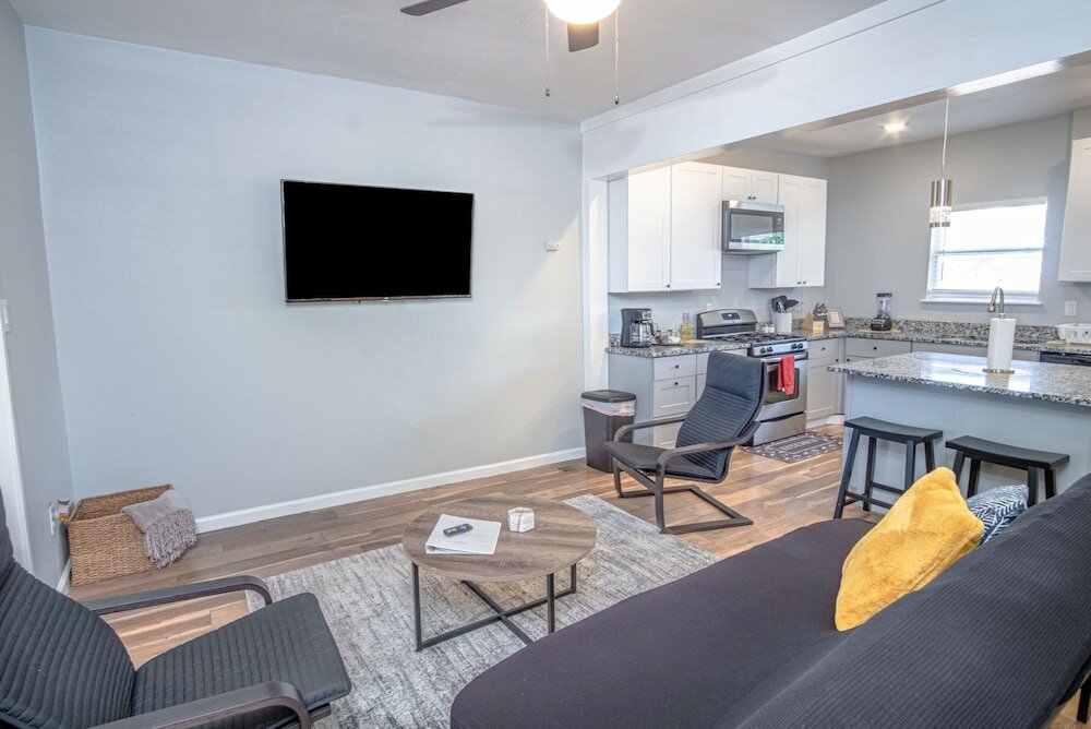 Фото Magnificent Large Home Near Downtown