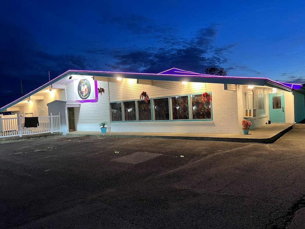 Фото Motel Boutique by Wolf Inn