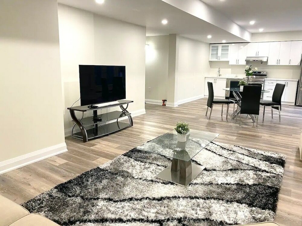 Фото Brand New Walk Out Bsmt Apt Near Beach