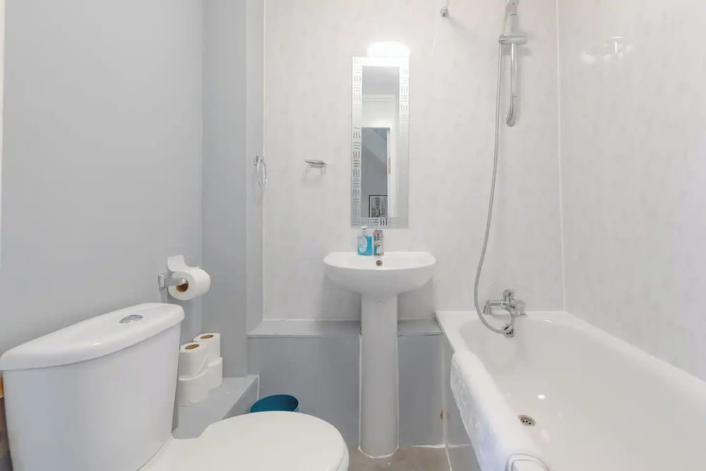 Фото Lovely 4 Bed House w Garden, 1 Stop to Waterloo