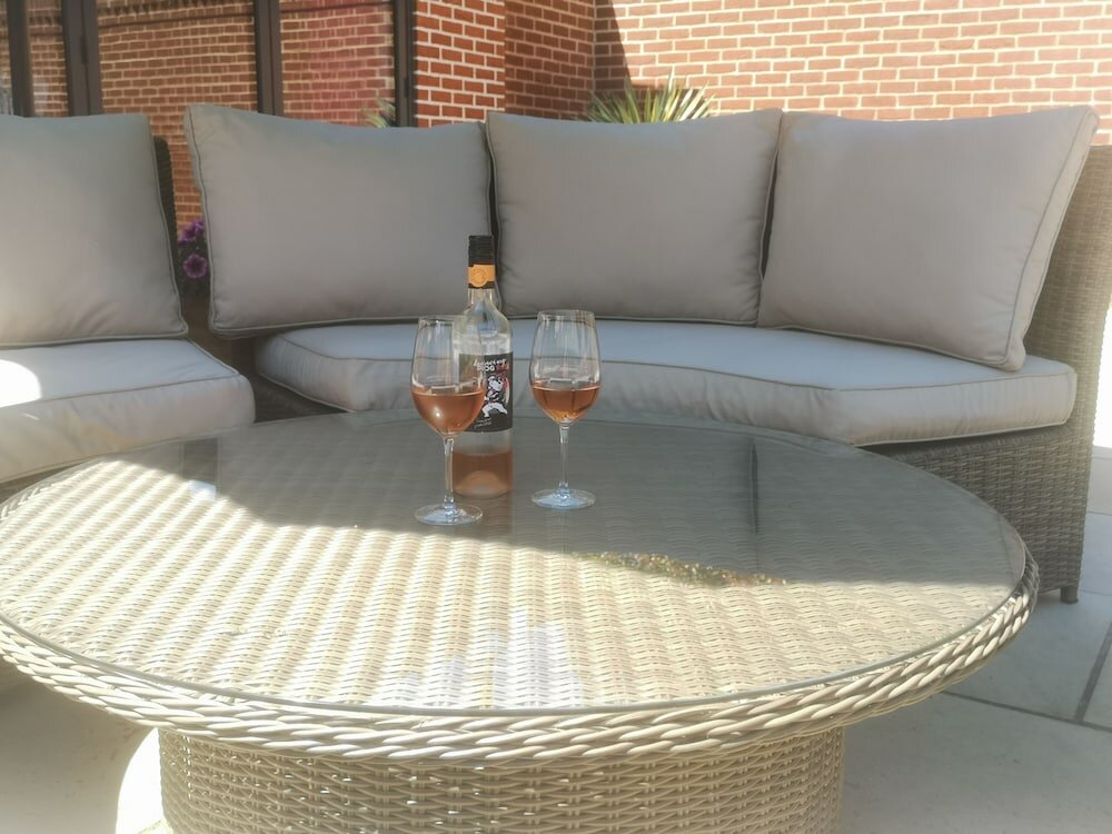 Фото Charming 1-bedroom Apartment Near South Downs