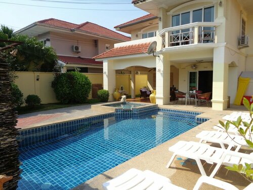 Гостиница 4 Bedroom Villa Private Pool Central Pattaya 15 min Away в Паттайе