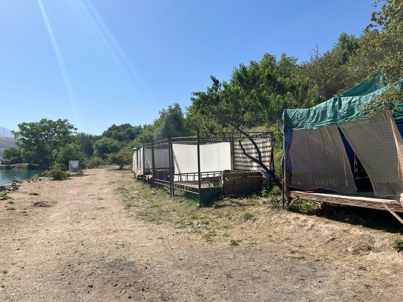 Yalangoch holda yotoqxonada yugurayotgan qizlar