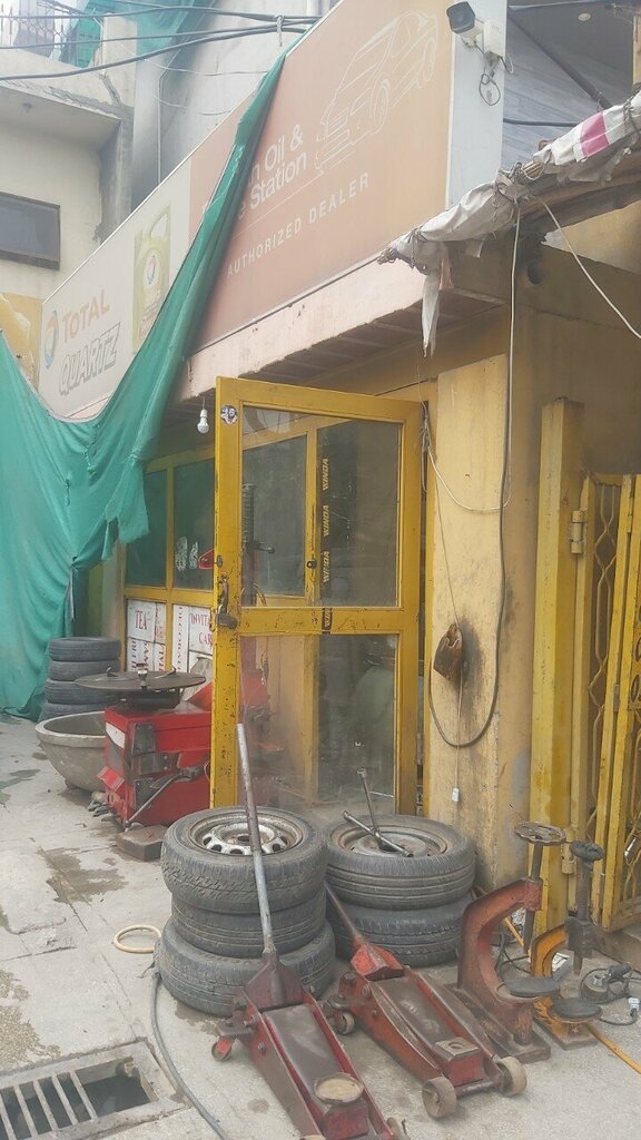 Tires and wheels Tyre punch shop, Lahore, photo