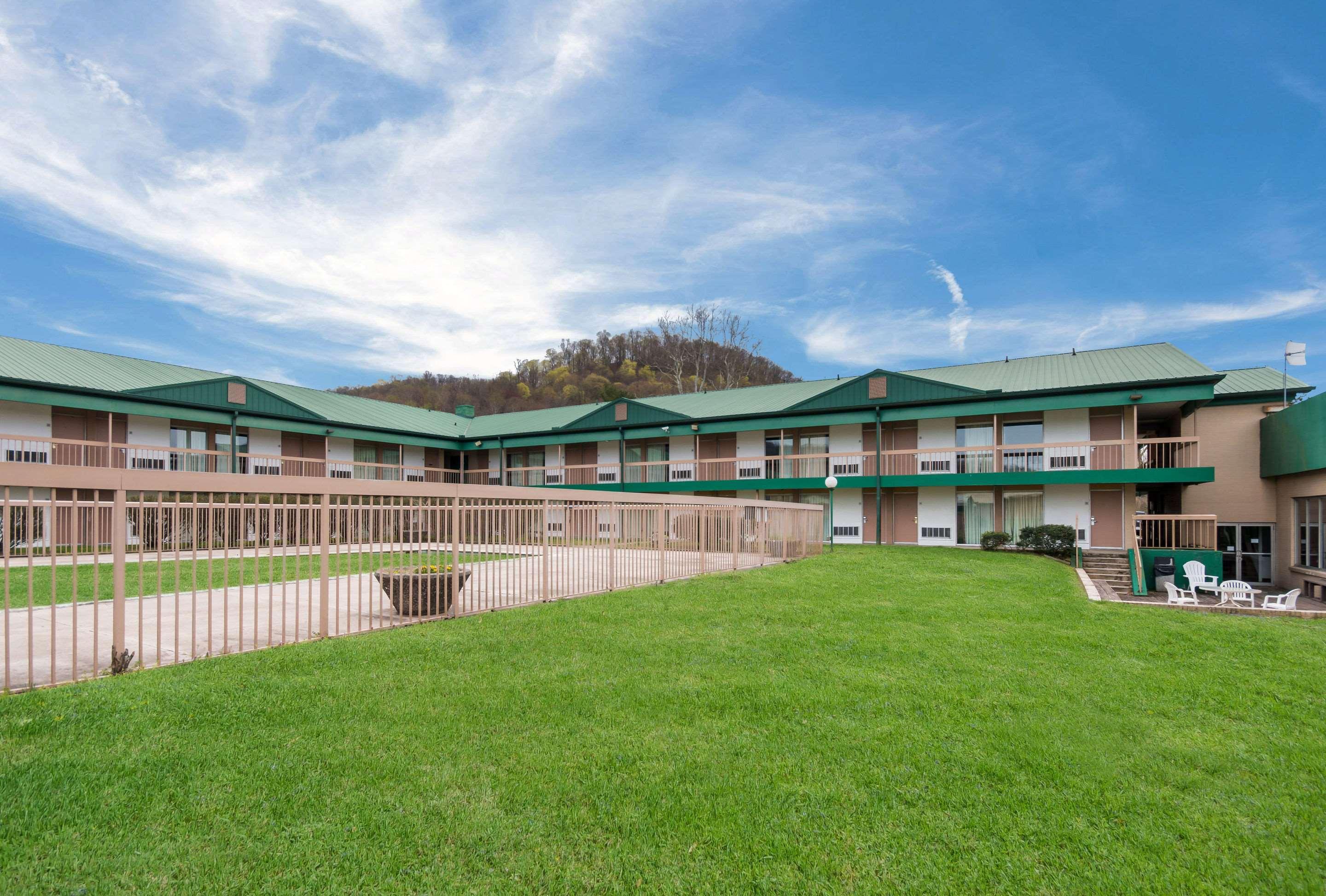 Фото Rodeway Inn & Suites