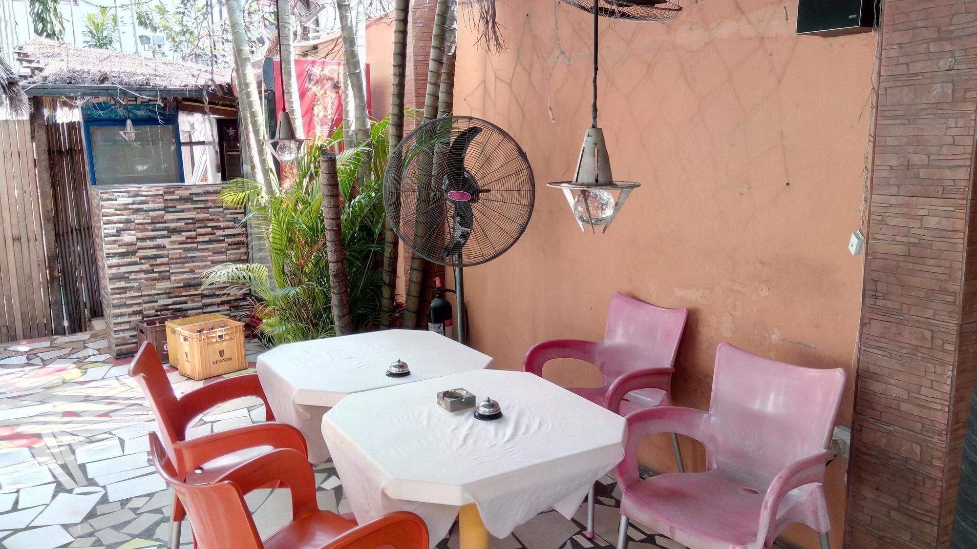 Фото Charlies Place And Suite