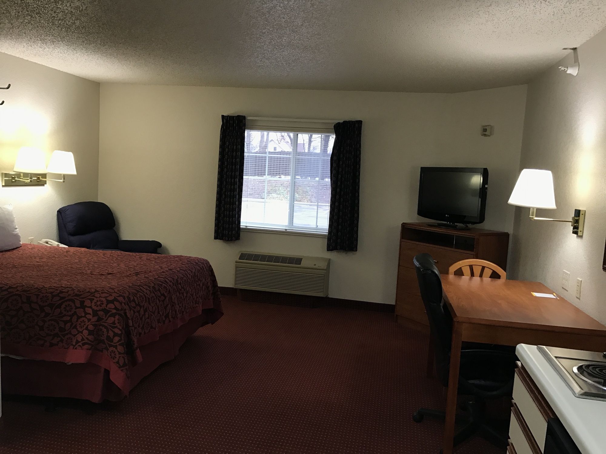 Фото Days Inn & Suites by Wyndham Green Bay Wi