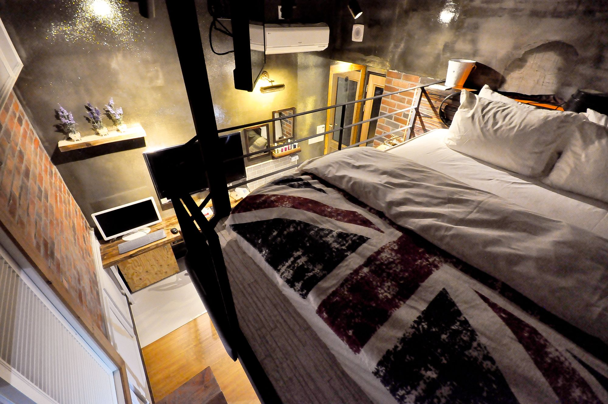 Фото February Hotel Hwanggeum