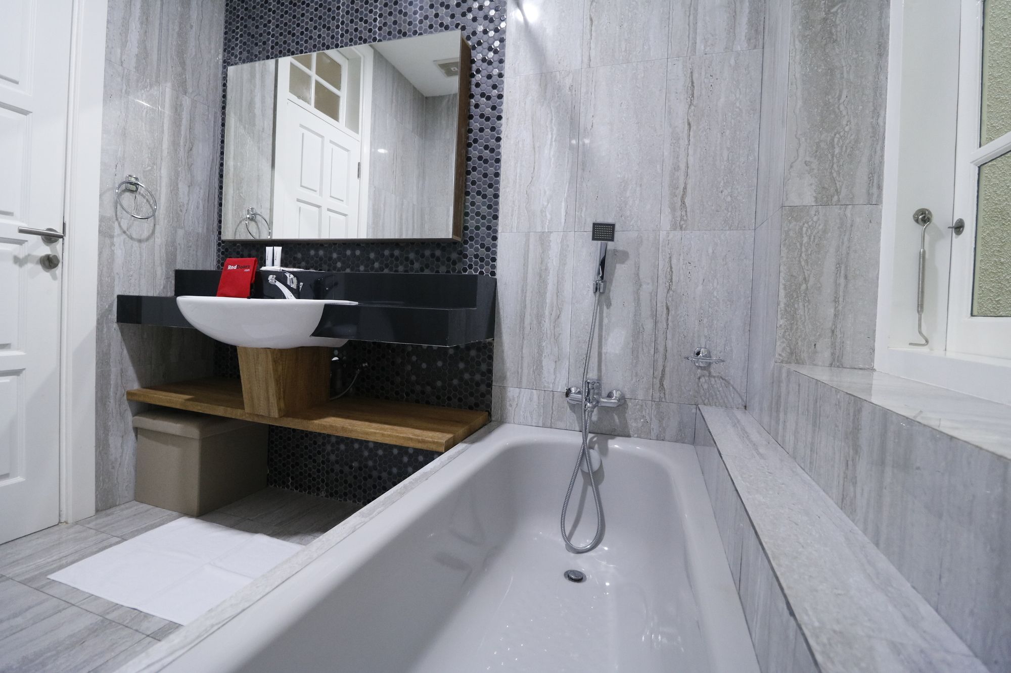 Фото RedDoorz Premium near Rs Pondok Indah