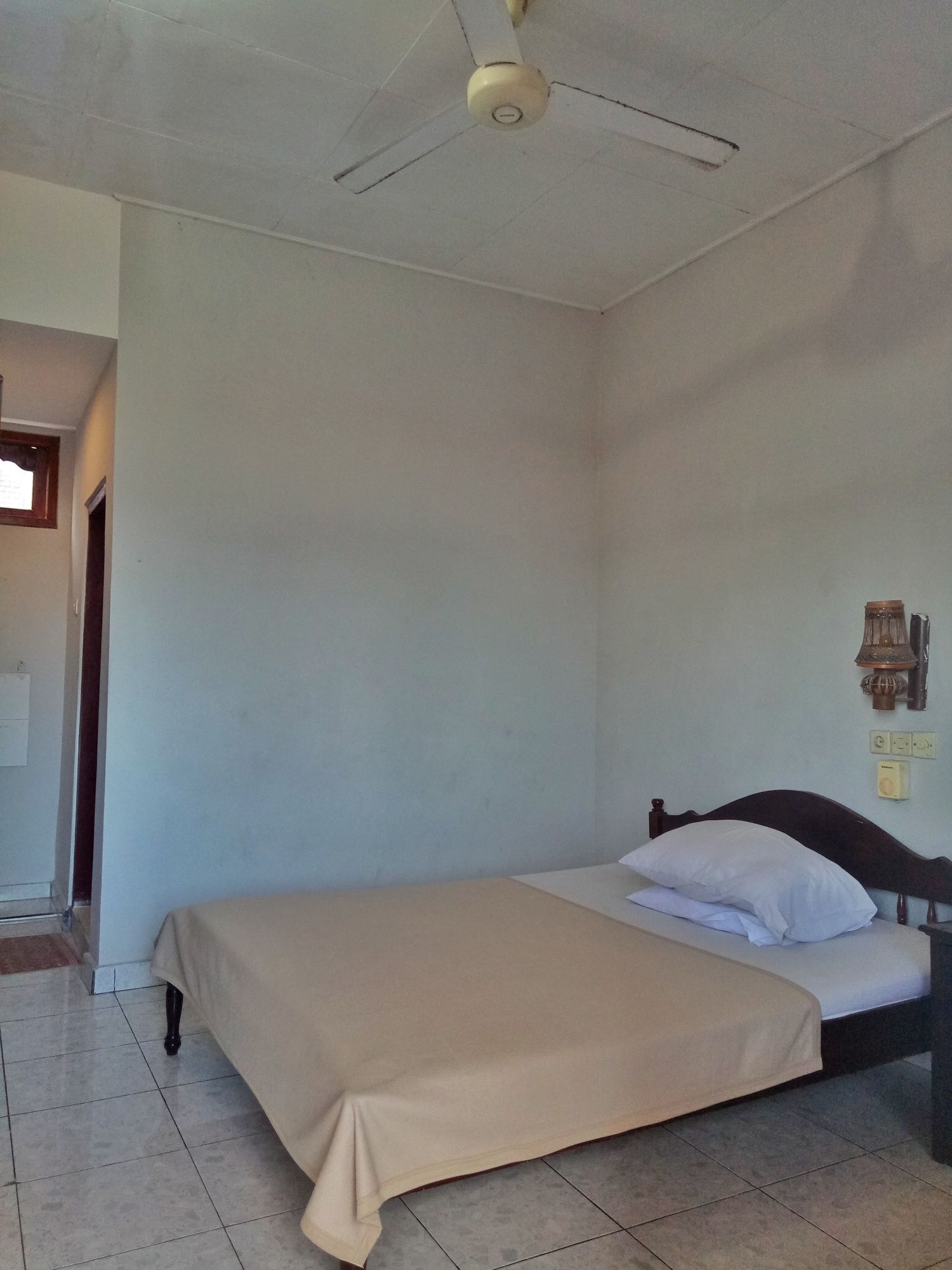 Фото Taman Mekar Beach Inn 2