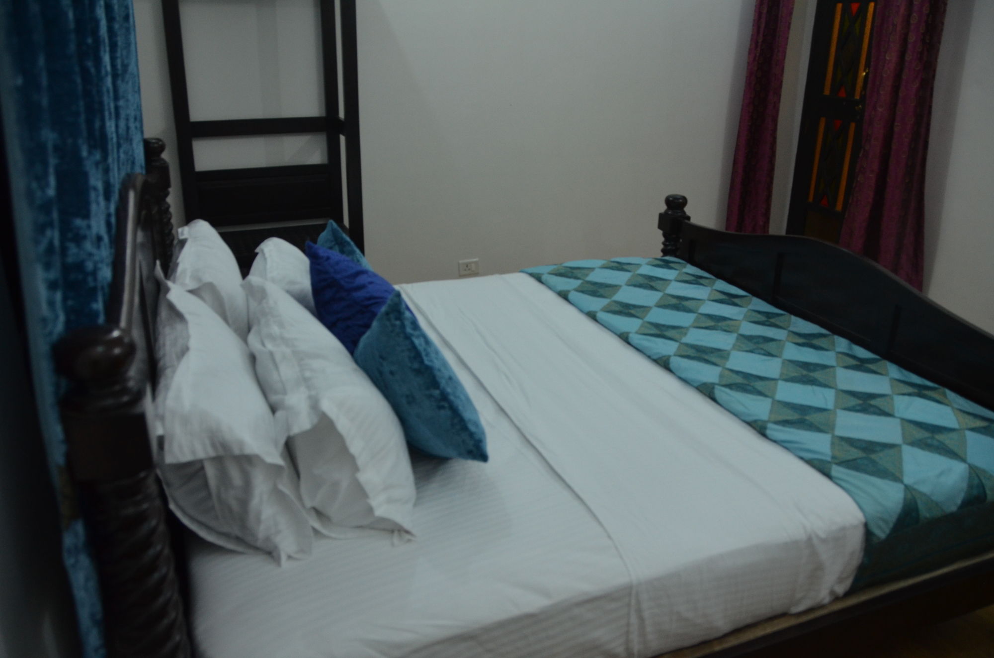 Фото The Golden House