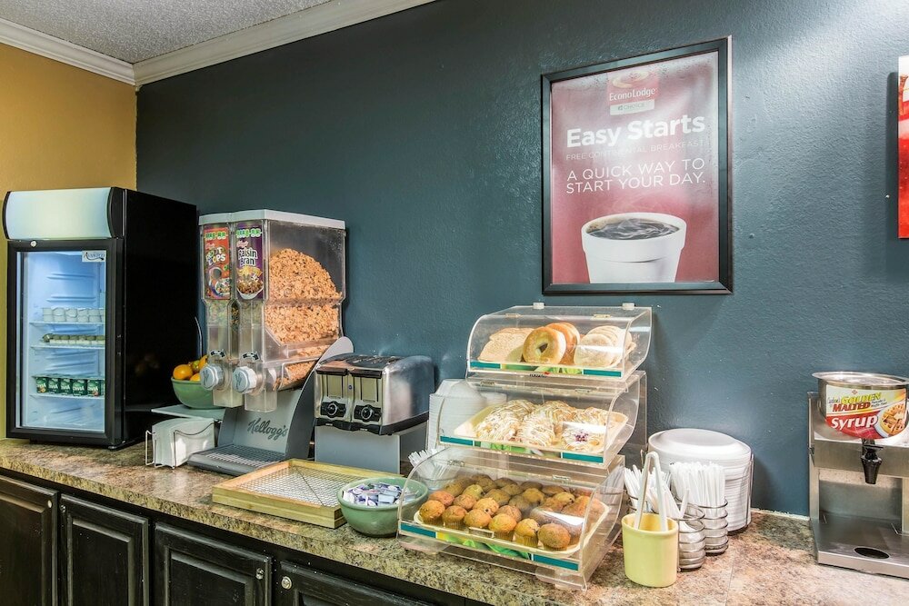 Фото Econo Lodge Inn & Suites Riverside - Corona