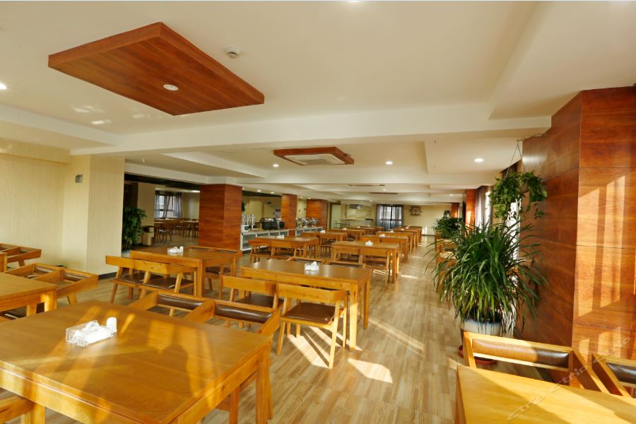 Фото Caifu Holiday Hotel