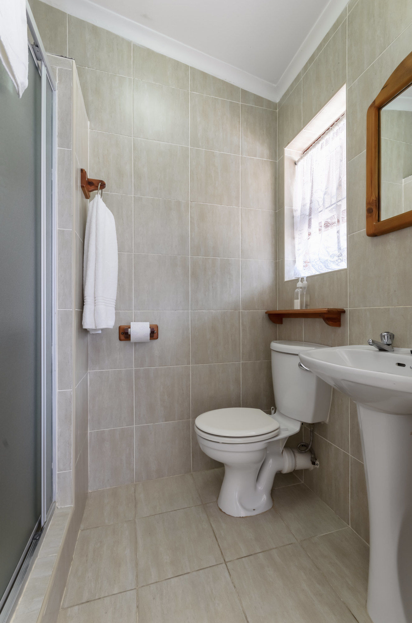 Фото Admiral's Lodge Guest House B & B