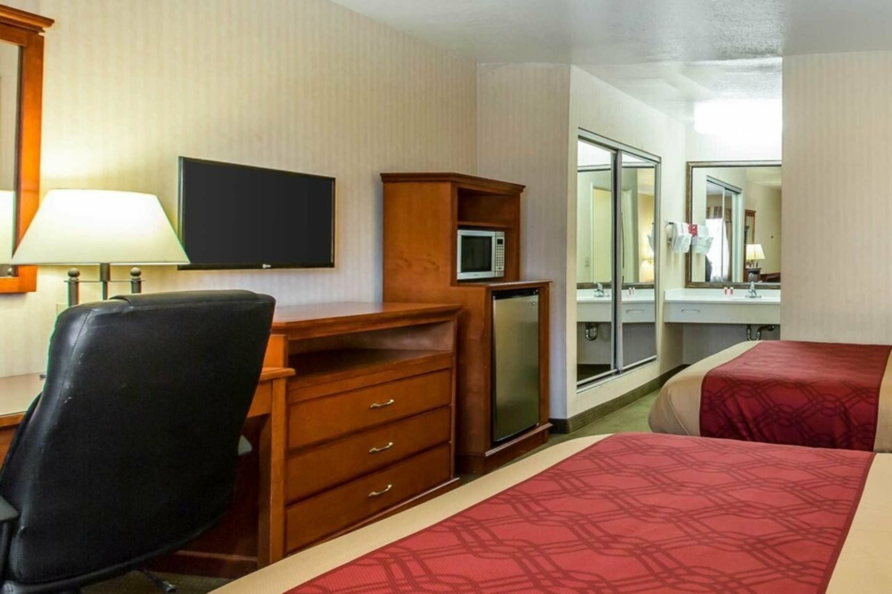 Фото Econo Lodge Inn & Suites Riverside - Corona