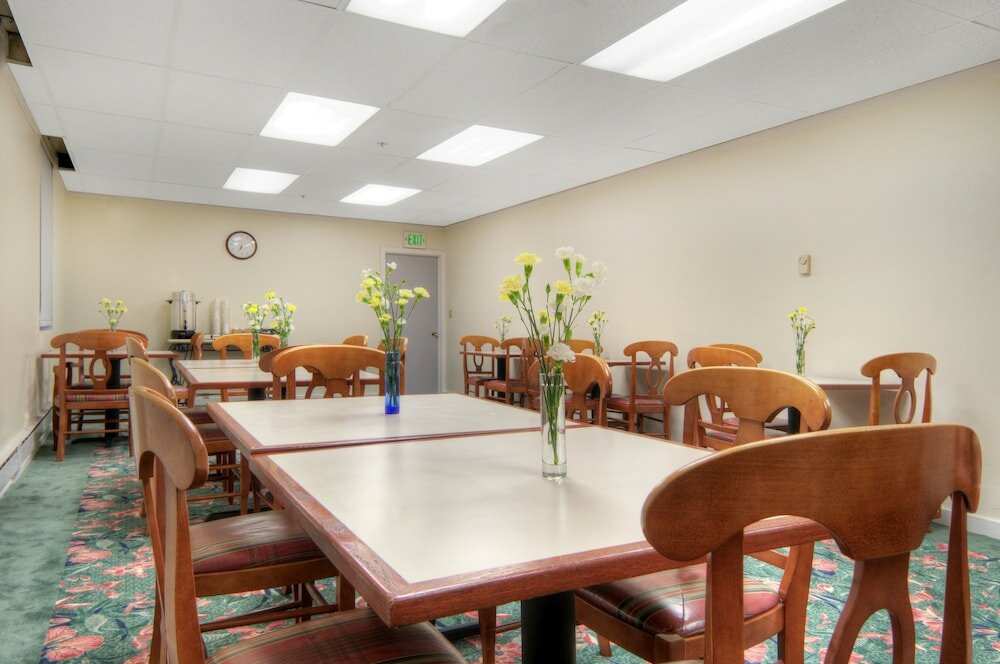 Фото Monarch Hotel