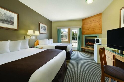 Внешний вид отеля Canmore Rocky Mountain Inn в Канморе, фото 2