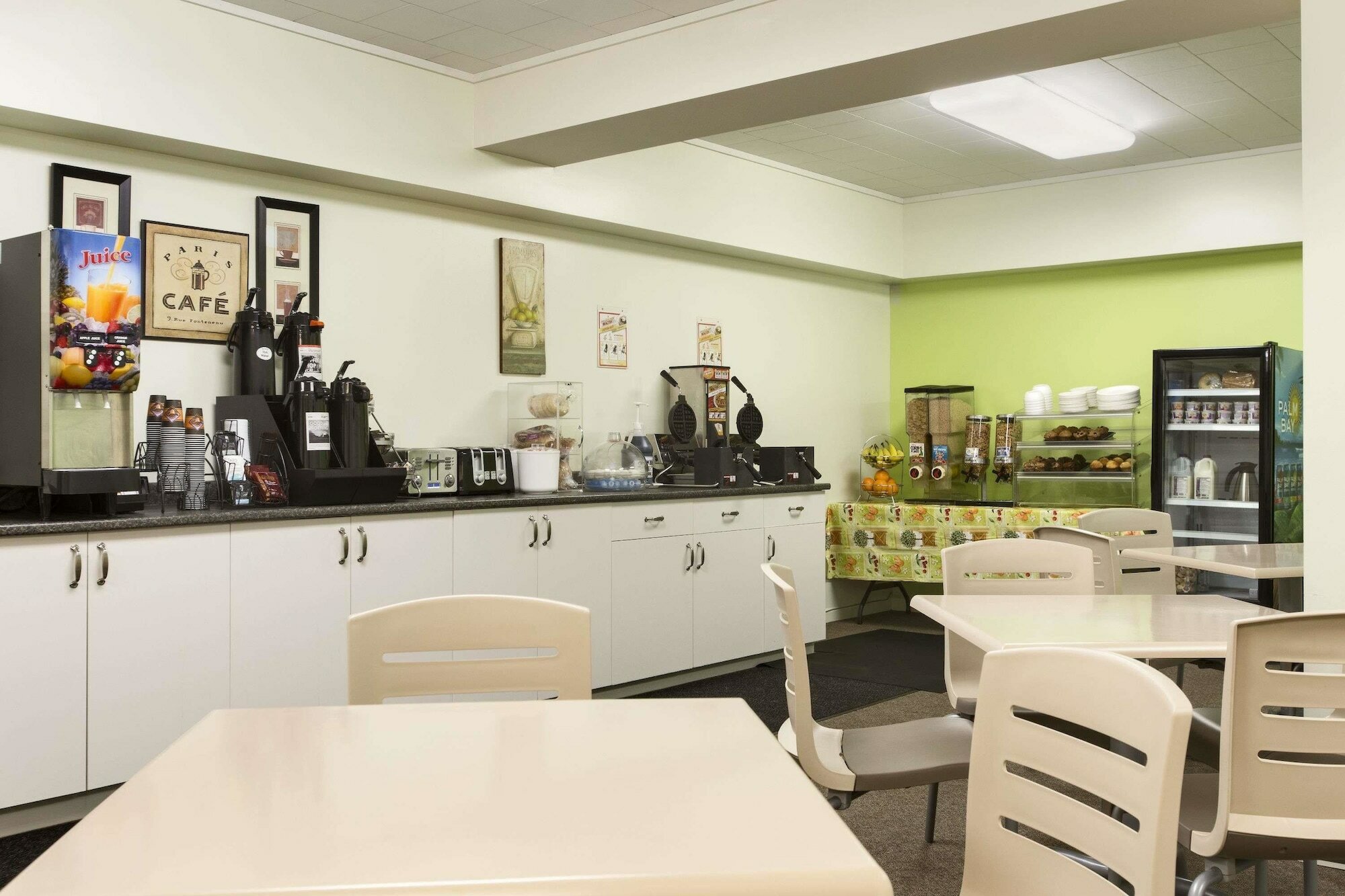 Фото Days Inn by Wyndham Victoria Airport Sidney