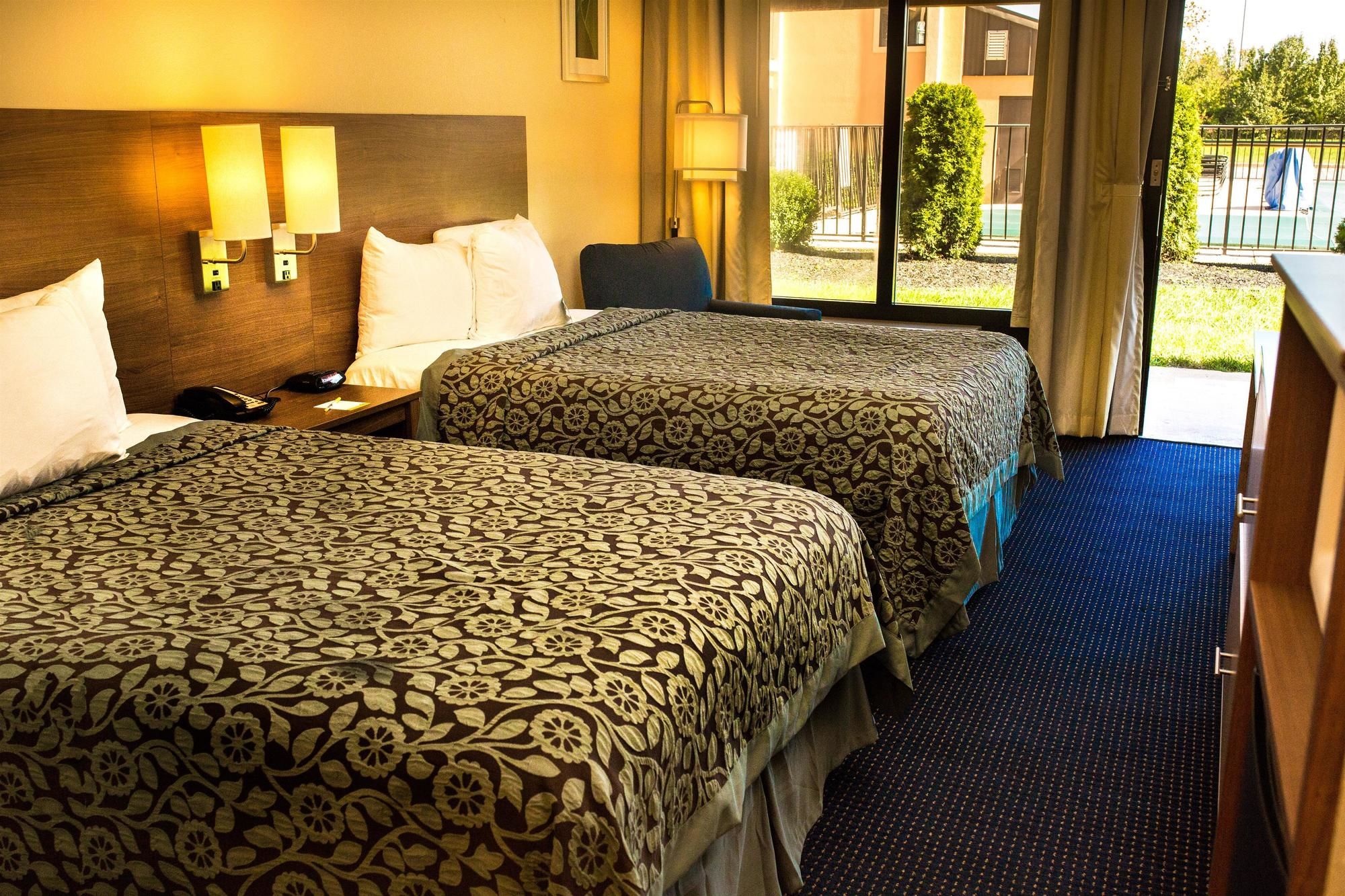 Фото Days Inn by Wyndham Newark Wilmington