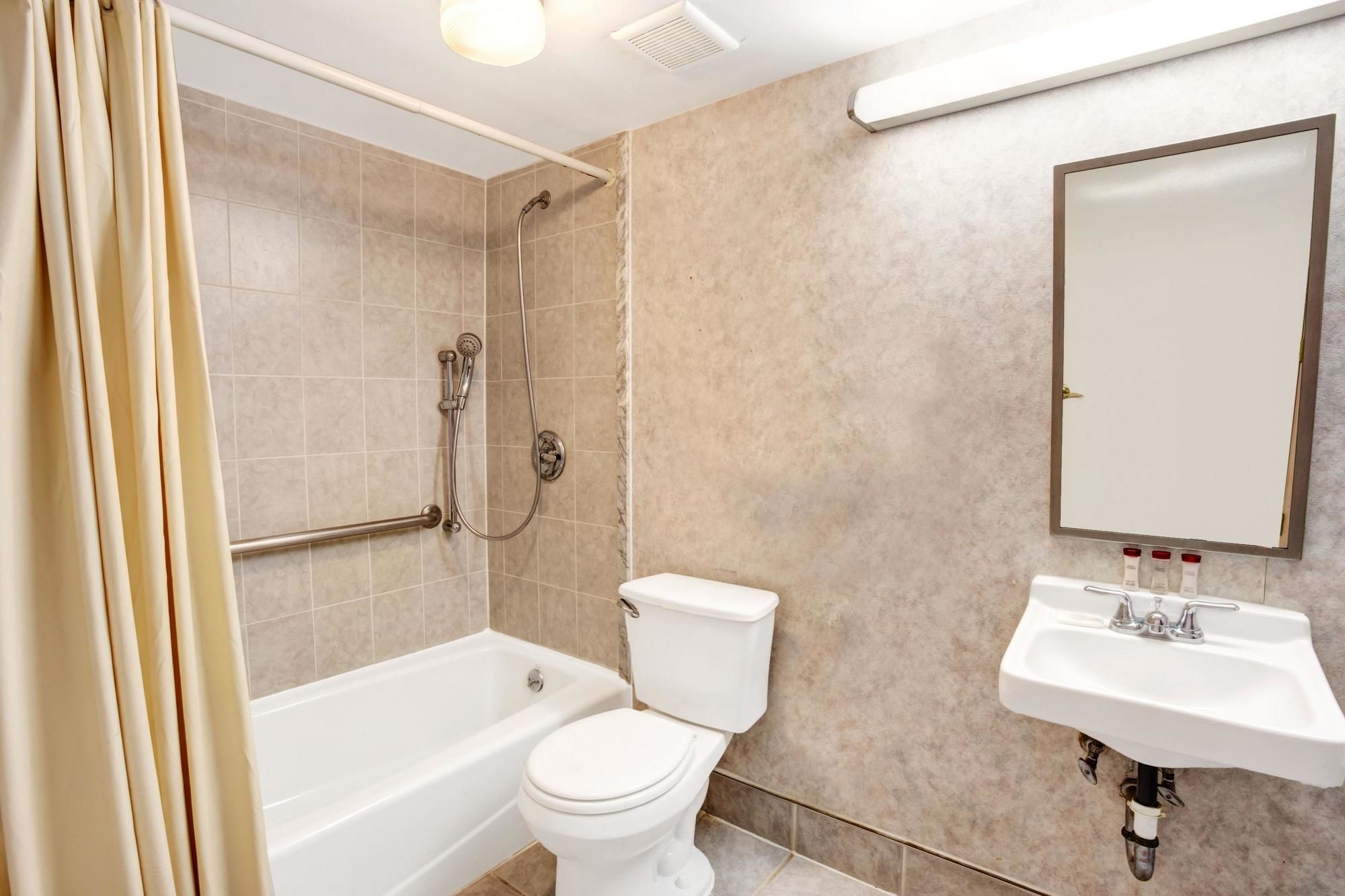 Фото Ramada Limited Cockeysville