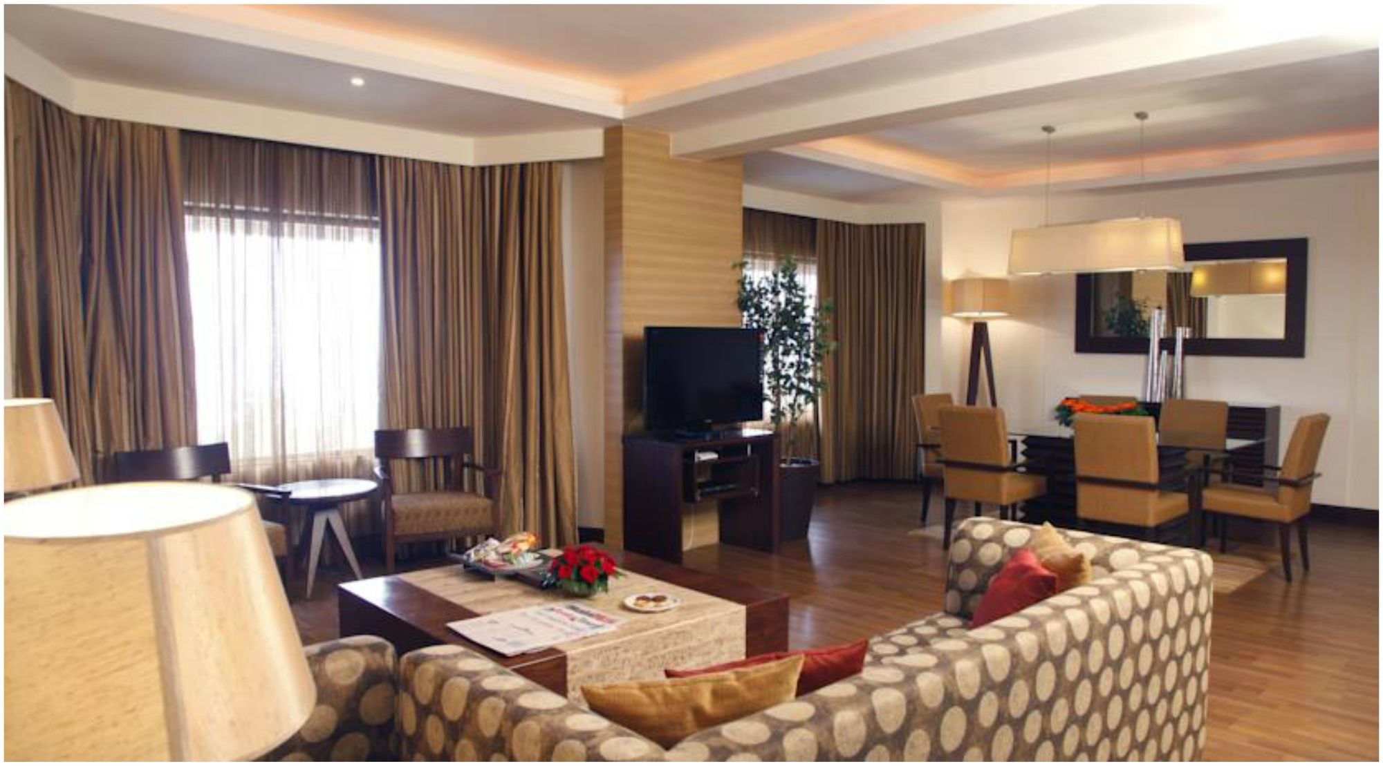 Фото The Retreat Hotel & Convention Centre