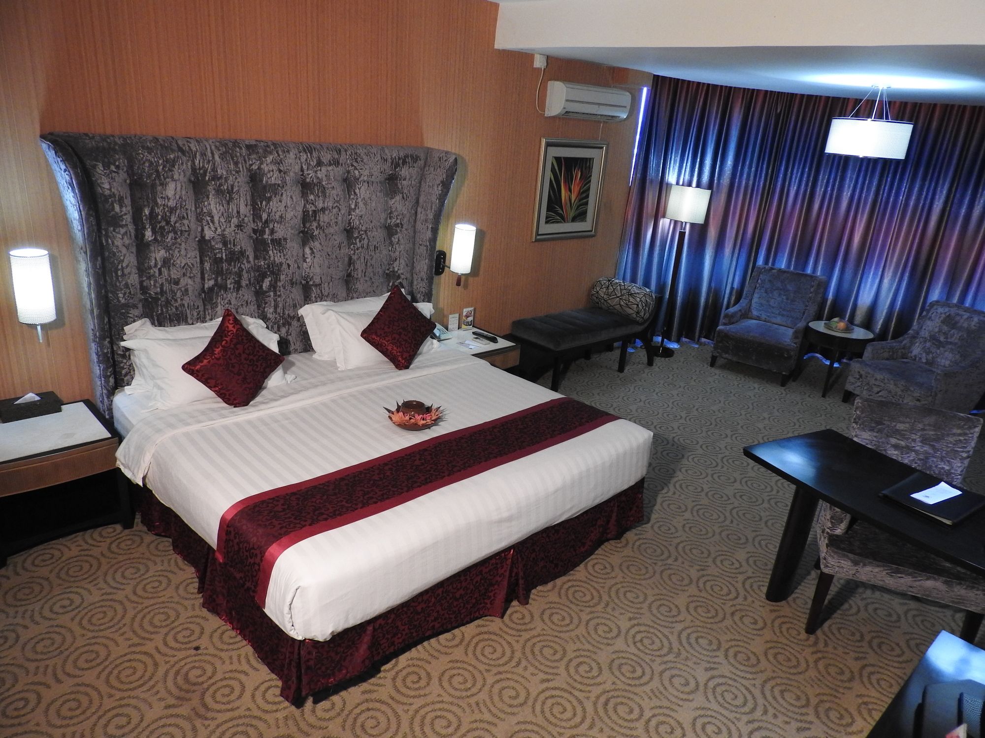 Фото Crown Vista Hotel