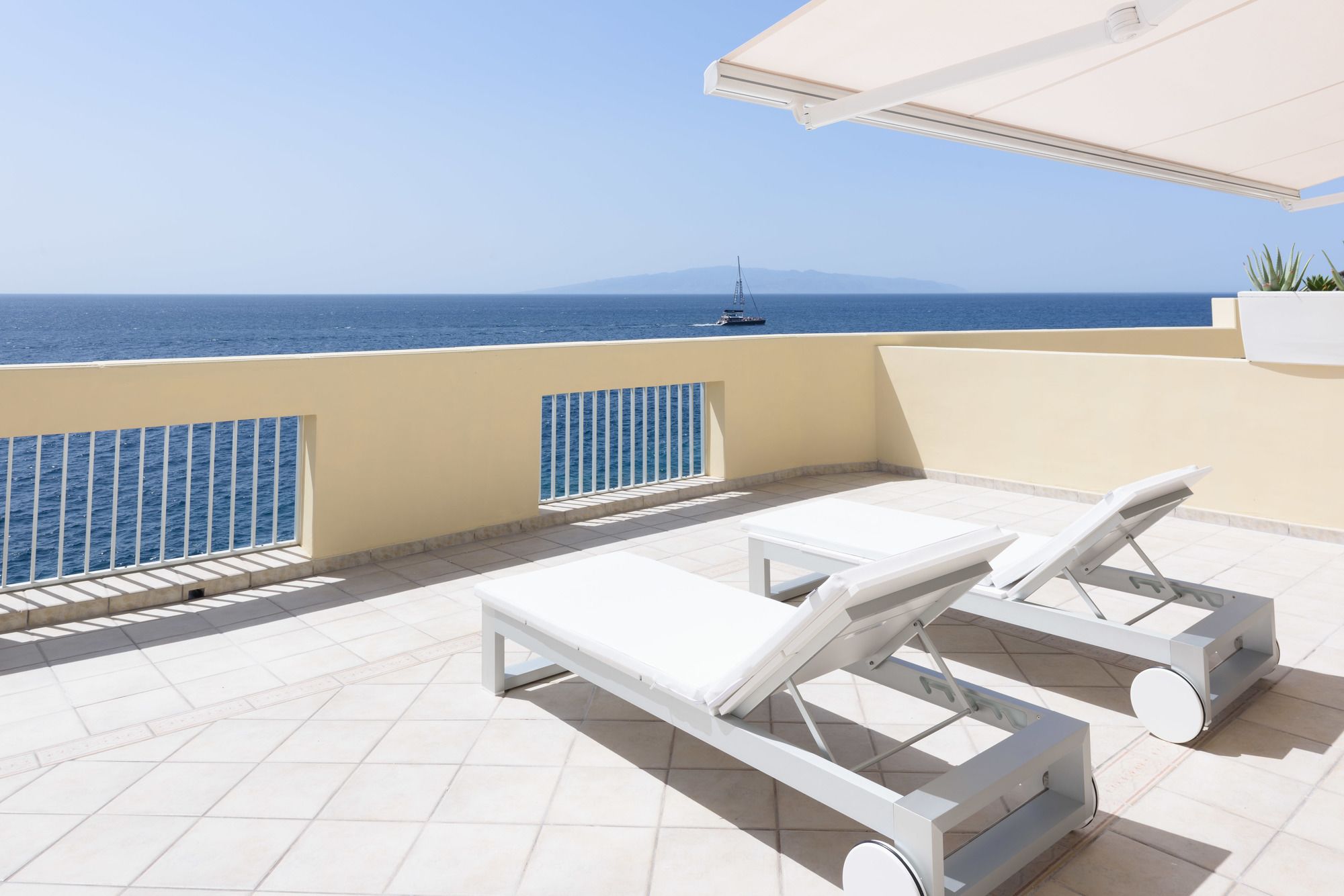 Фото Pearly Grey Ocean Club Apartments & Suites