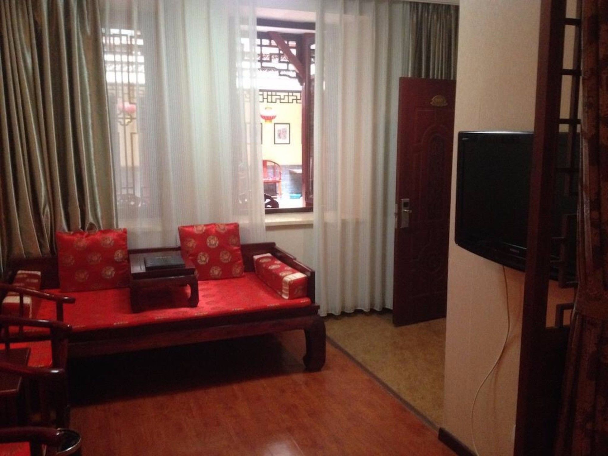 Фото Beijing Hyde Courtyard Hotel