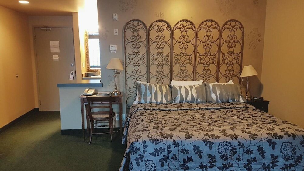 Фото Rundle Mountain Lodge