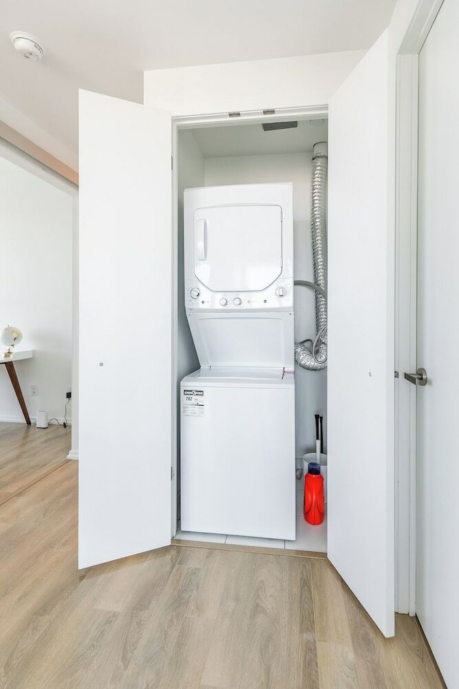 Фото Bonvoy Suites Eaton Centre