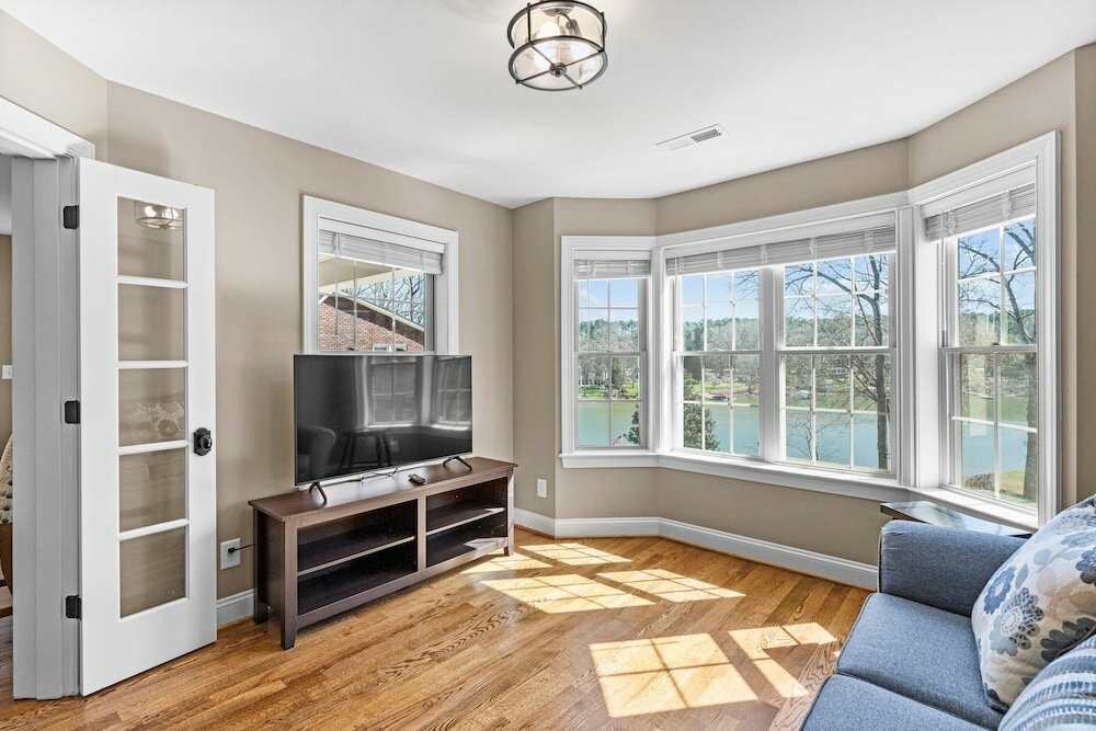 Фото Lake Living by Avantstay Sleeps 22 + Dock, Pool